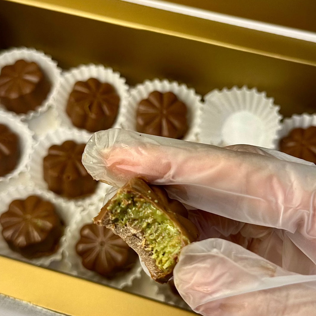 Mixing traditional knafeh with pistachio goodness, Stroby's new Pistachio Knafeh Bites dipped in rich and creamy chocolate is a crowd pleaser unlike any of our bestsellers.  من خلال مزج الكنافة التقليدية مع الفستق، بايتس كنافة الفستق الجديدة من ستروبي المغطاة بالشوكولاتة الغنية والكريمية لذيذة .